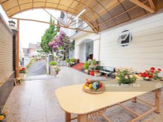 Bán villa sân vườn đà lạt 270m2 với giá 16 tỷ, đầy đủ tiện ích tại trung tâm đà lạt