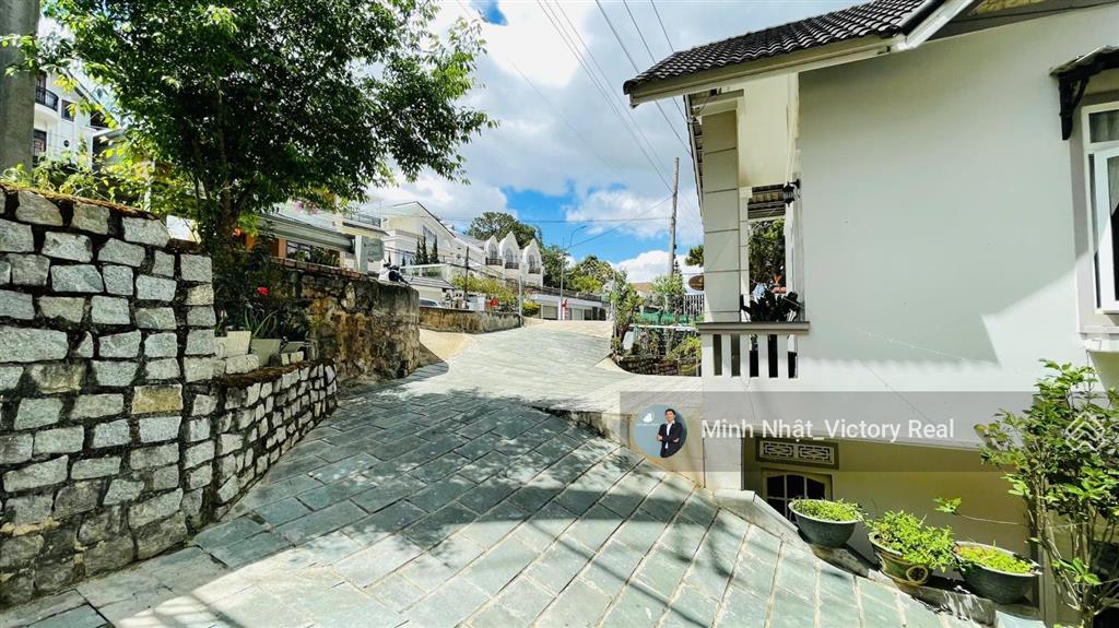 Bán khách sạn đà lạt mới 33 tỷ, view 360 độ, có dòng tiền, 2 mặt tiền đường chính hùng vương