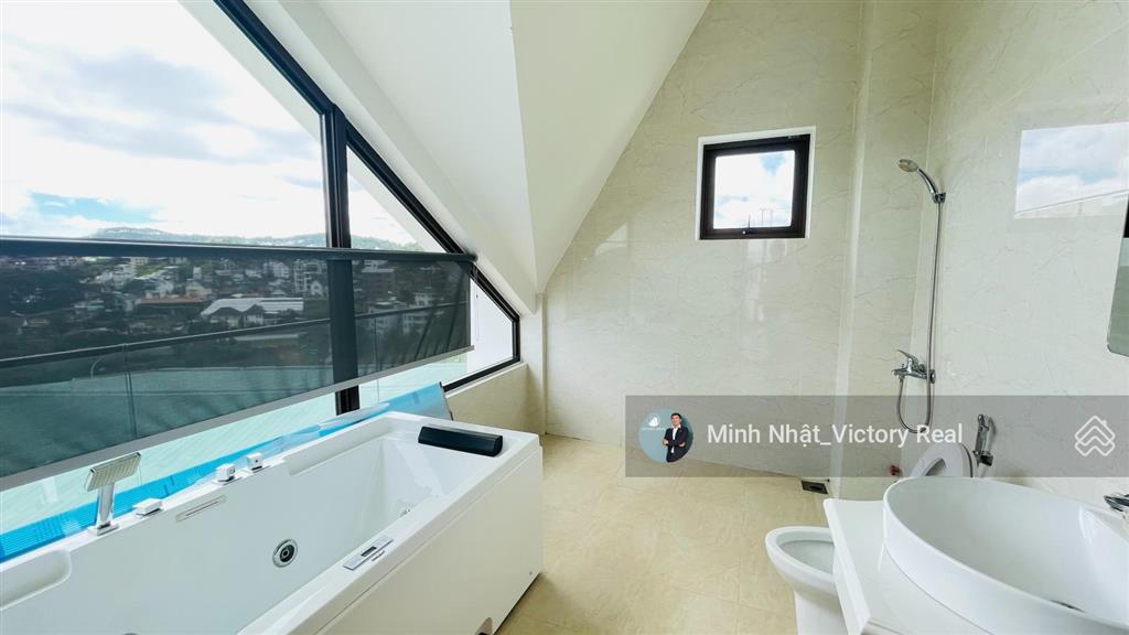 Bán khách sạn đà lạt mới 33 tỷ, view 360 độ, có dòng tiền, 2 mặt tiền đường chính hùng vương