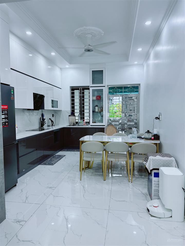 Bán căn nhà 3 tầng mới xây 2 năm đầy đủ nội thất hiện đại