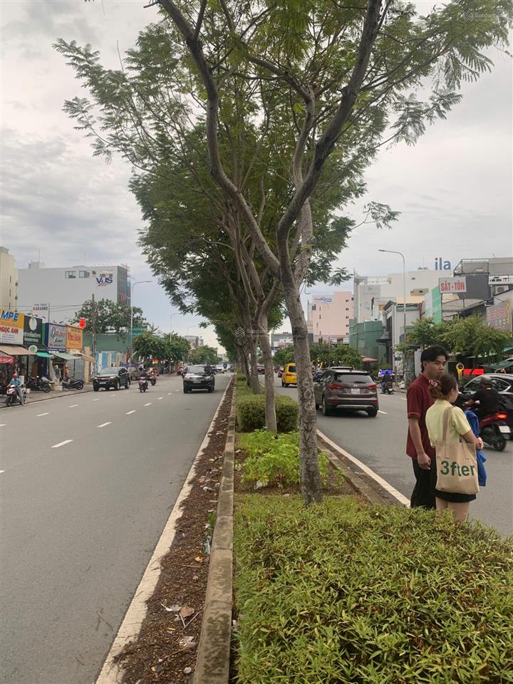 Bán nhà góc 2mt trần não, q2  dt6x32m  2 tầng  hđt 100tr/th  giá 70 tỷ