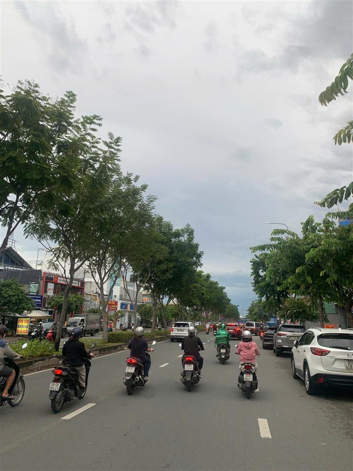 Bán nhà mt ngay cmt8, q3  dt 8x15m  3 tầng  giá 41 tỷ