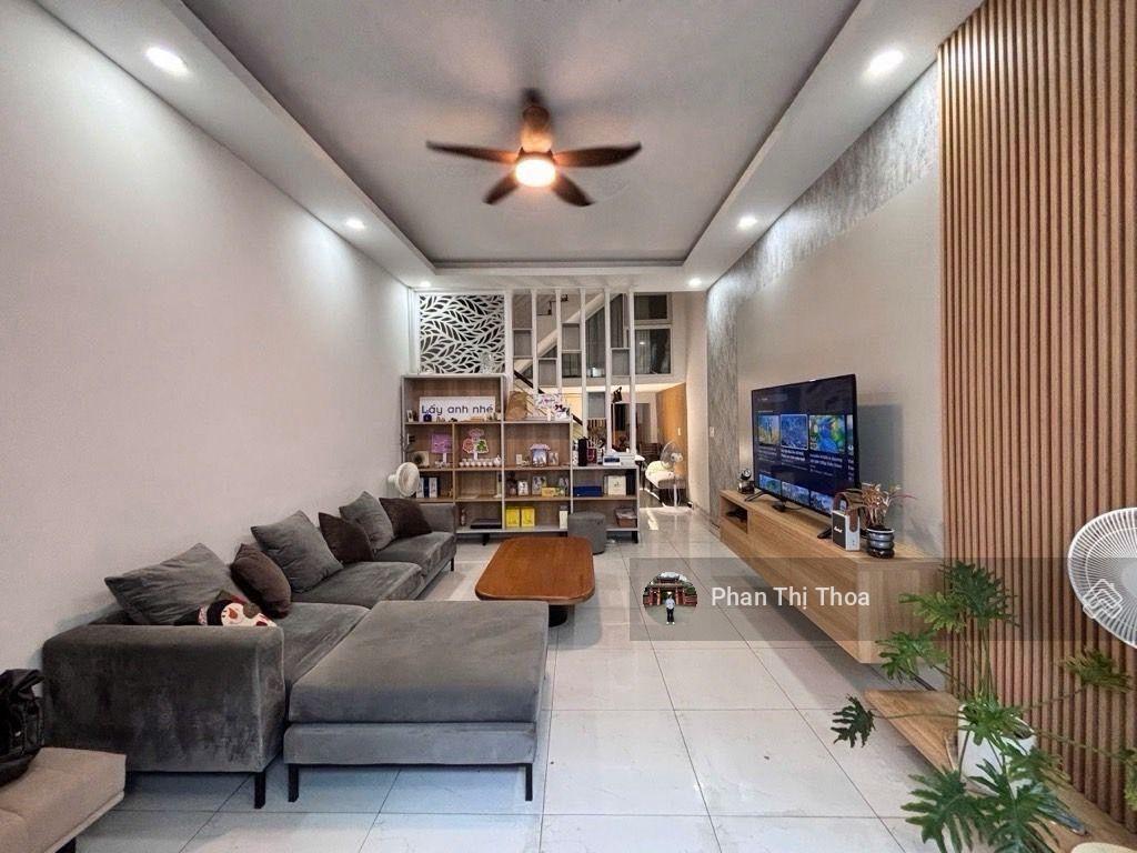 Đường nhựa 7m, thông nguyễn xí giáp bxmđ, vào ở ngay  64m2, ngang 4,2m, 4 tầng  chỉ hơn 165tr/m2