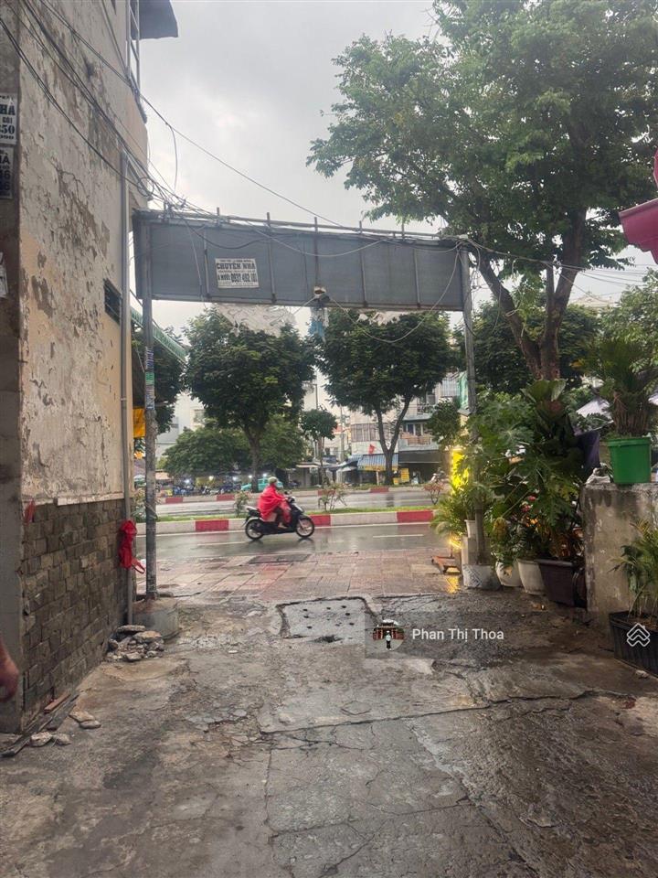 Gấp bán chủ giảm nhanh  nhà kết cấu ở ngay, có sân rộng  96m2, 4pn  phạm văn đồng đi bộ  8,6ty