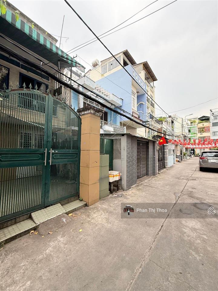 Chủ đi mỹ  đi quận 1, sát chợ bà chiểu  đất tặng nhà, ngang lớn  khu vực xây cao tầng  130tr/m2