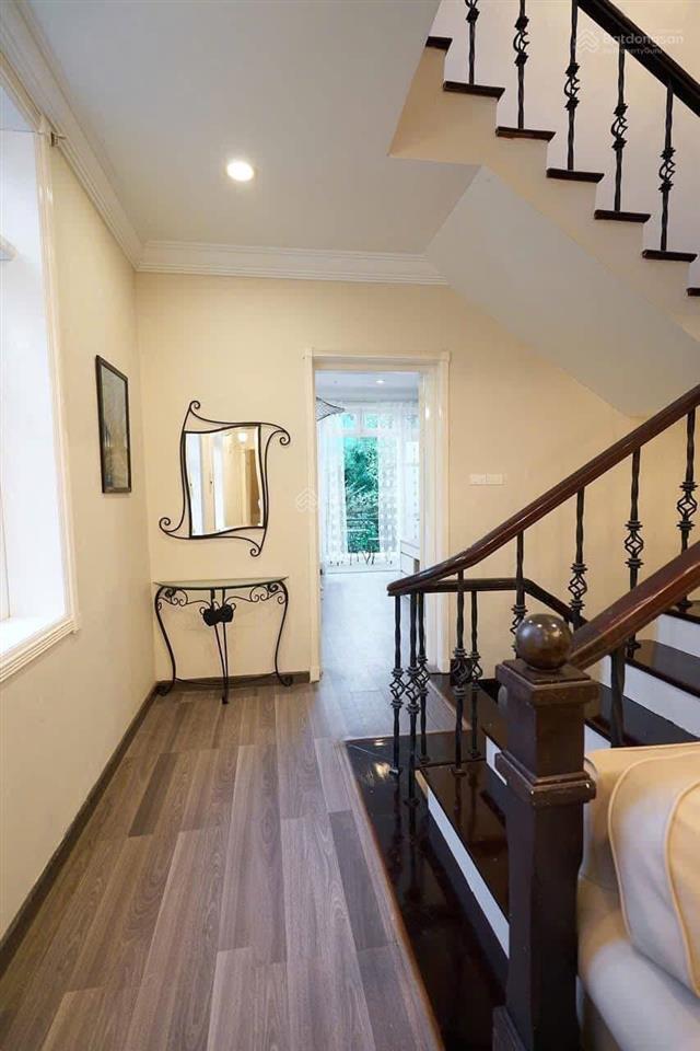 Biệt thự đẹp nhất mặt hồ tây, phố yên hoa, 115m2, mt 8m, 5 tầng thang máy, vị trí kim cương