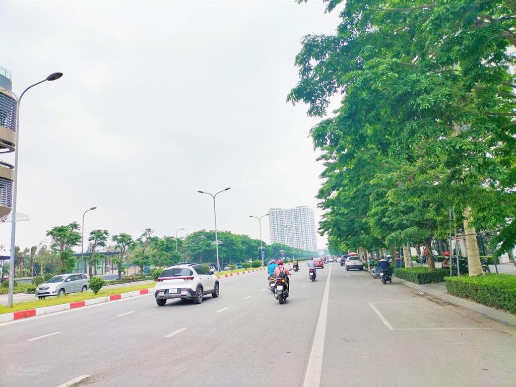 Vị trí kim cương, lô góc  2 mặt phố hoàng quốc việt, coffee  công ty, 60/75m2, 5 tầng