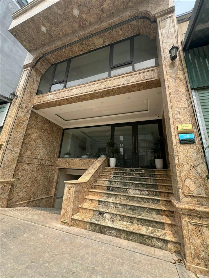 Bán tòa nhà làm trụ sở cty 7,5 tầng, mới xd (có hầm, 5 tầng office, 2 tầng để ở) tại Hà