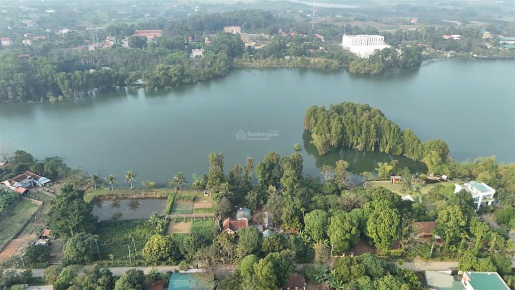Bán đất bám hồ đồng mô tay chạm nước