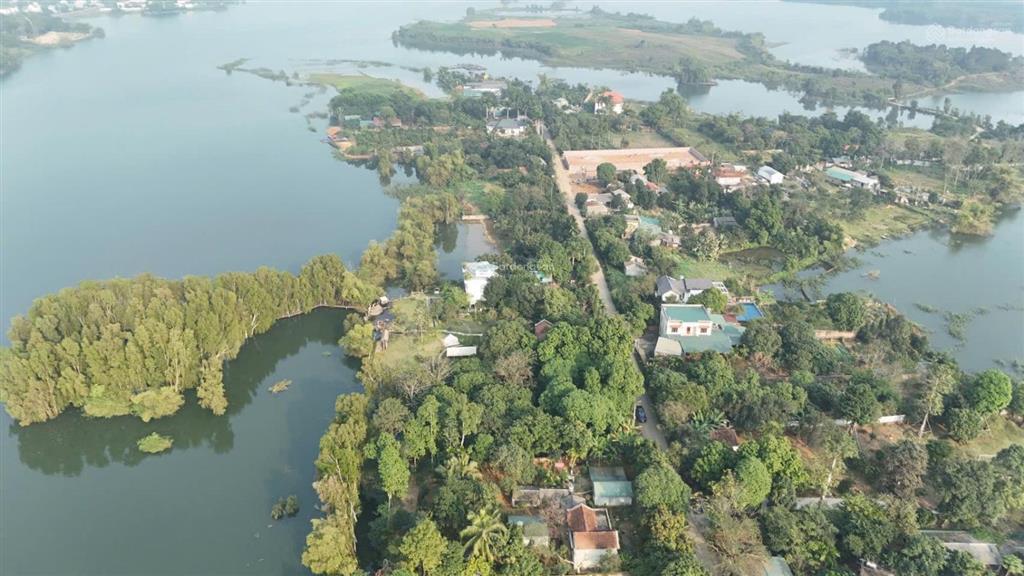 Bán đất bám hồ đồng mô tay chạm nước