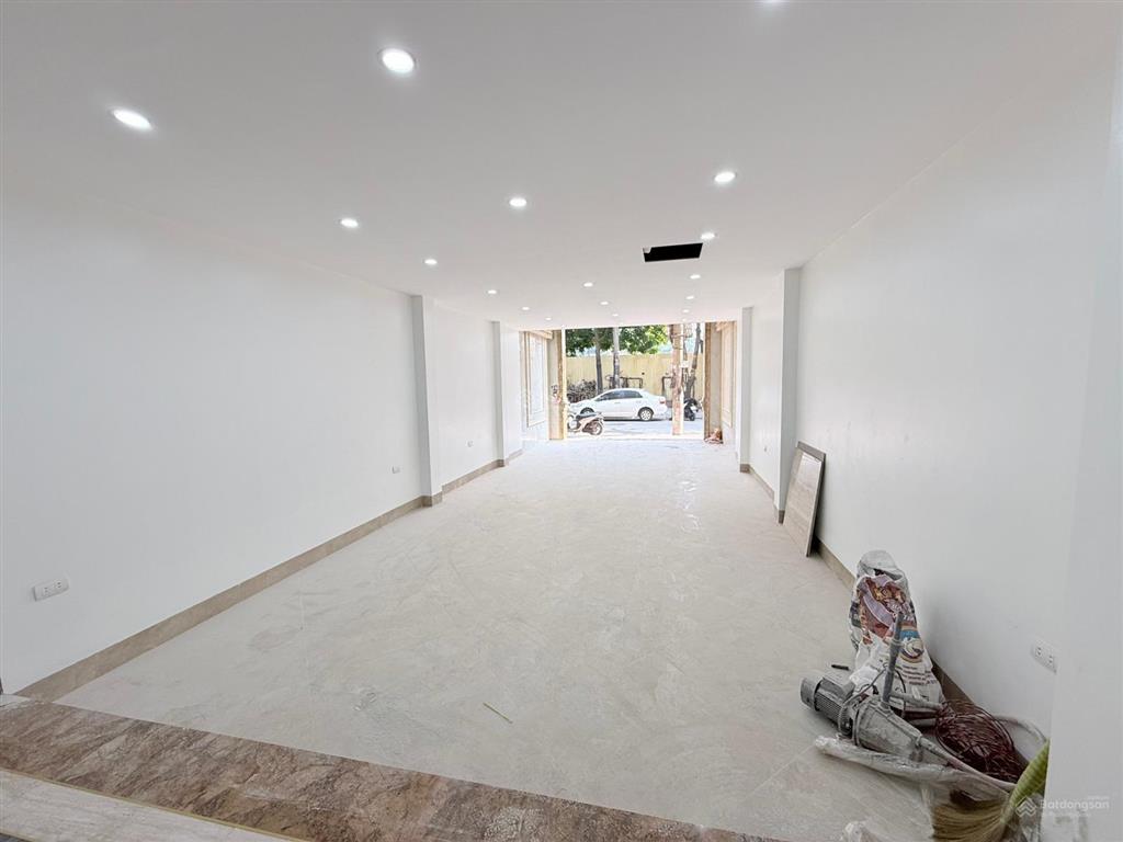 Bán nhà phân lô lô đền lừ 65m 7 tầng mt 5m thang máy nhà tk thông sàn vị trí cực đẹp vỉa hè 2 bên