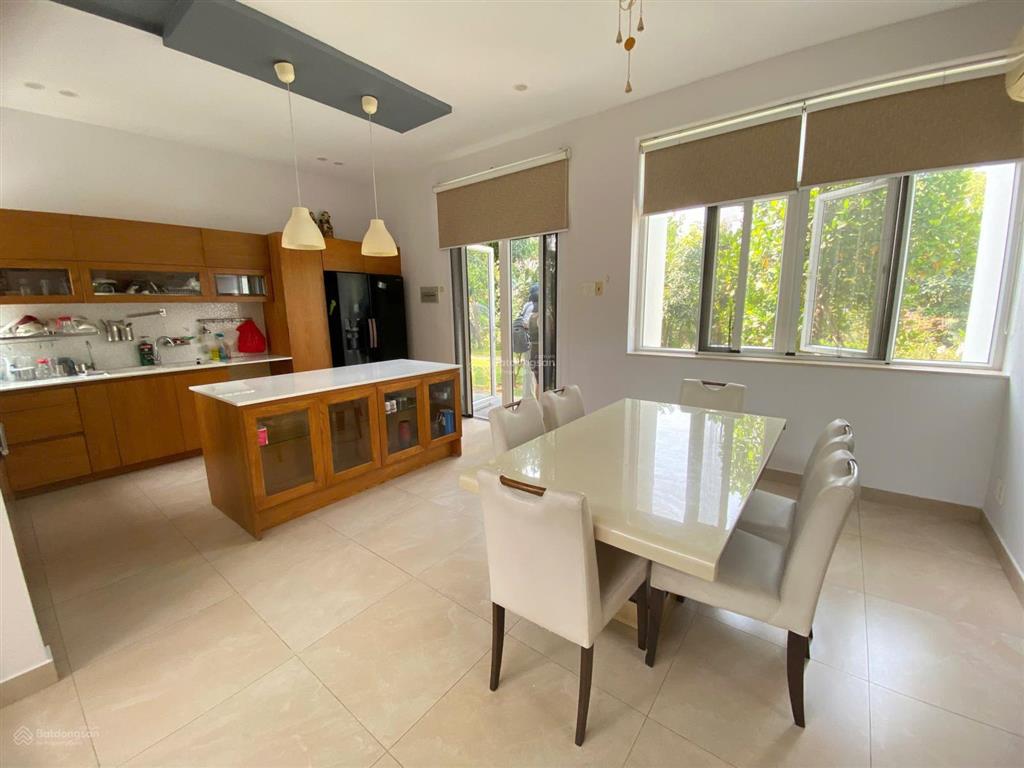Cho thuê biệt thự đơn lập, sân vườn rộng 4 phòng ngủ đẹp villa park quận 9
