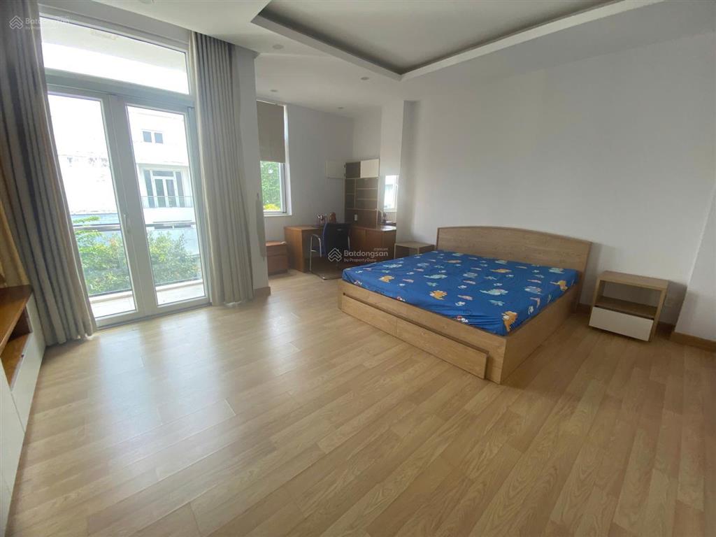 Cho thuê biệt thự đơn lập, sân vườn rộng 4 phòng ngủ đẹp villa park quận 9
