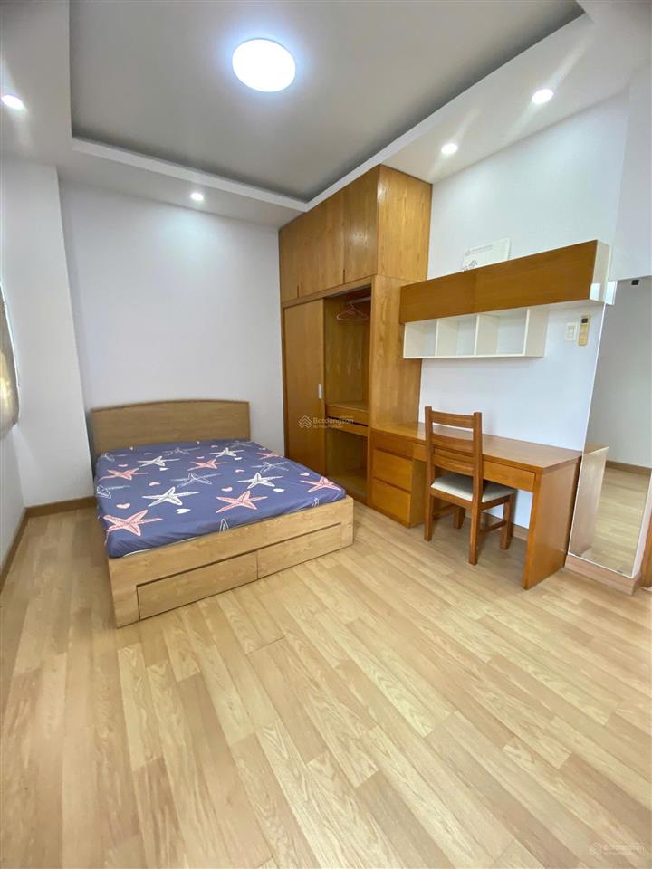 Cho thuê biệt thự đơn lập, sân vườn rộng 4 phòng ngủ đẹp villa park quận 9