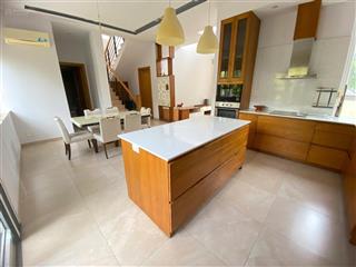 Cho thuê biệt thự đơn lập, sân vườn rộng 4 phòng ngủ đẹp villa park quận 9