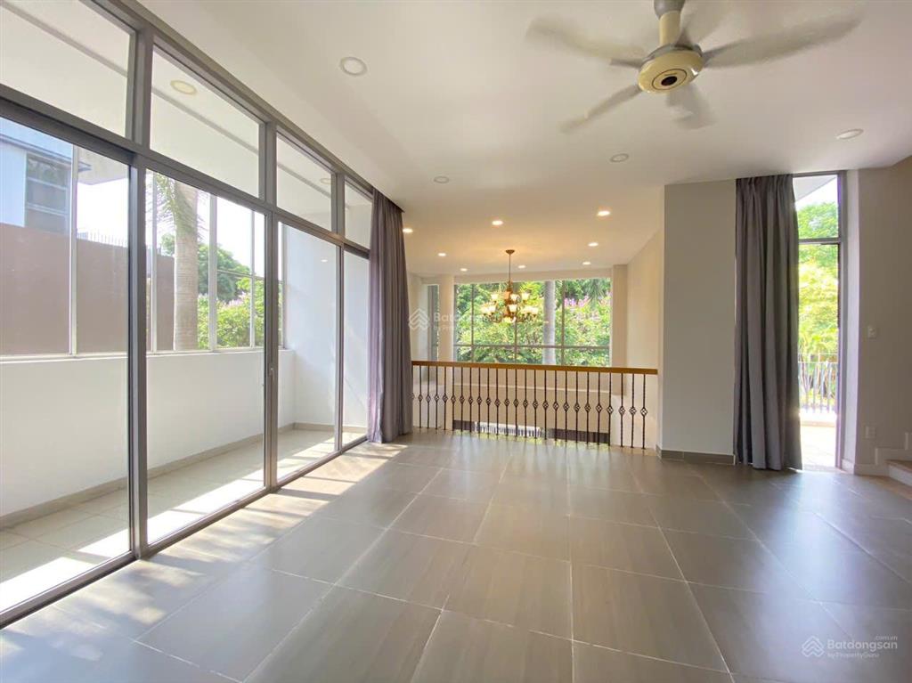 Cho thuê biệt thự đơn lập, sân vườn rộng riviera cove quận 9 đối diện hồ bơi