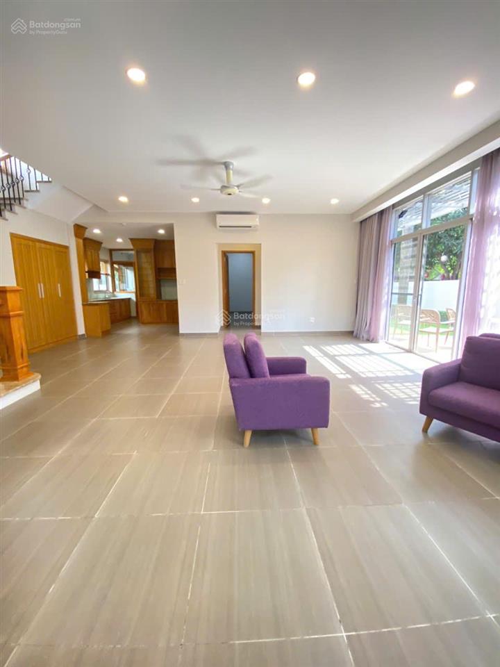 Cho thuê biệt thự đơn lập, sân vườn rộng riviera cove quận 9 đối diện hồ bơi