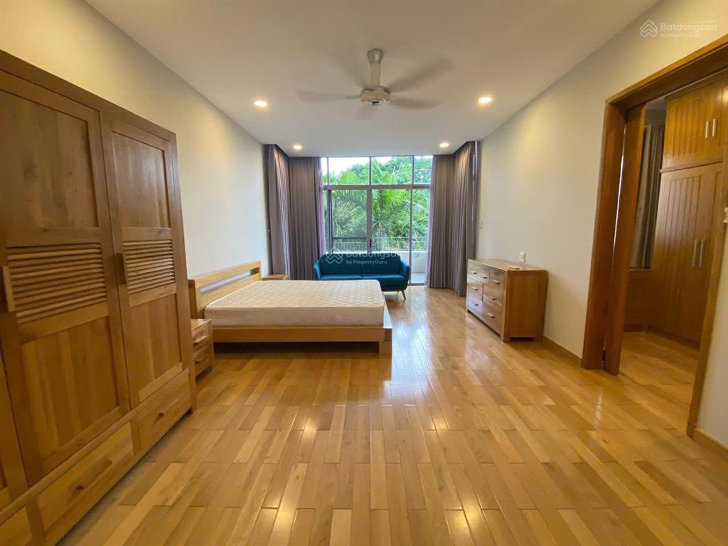 Cho thuê biệt thự đơn lập, sân vườn rộng riviera cove quận 9 đối diện hồ bơi