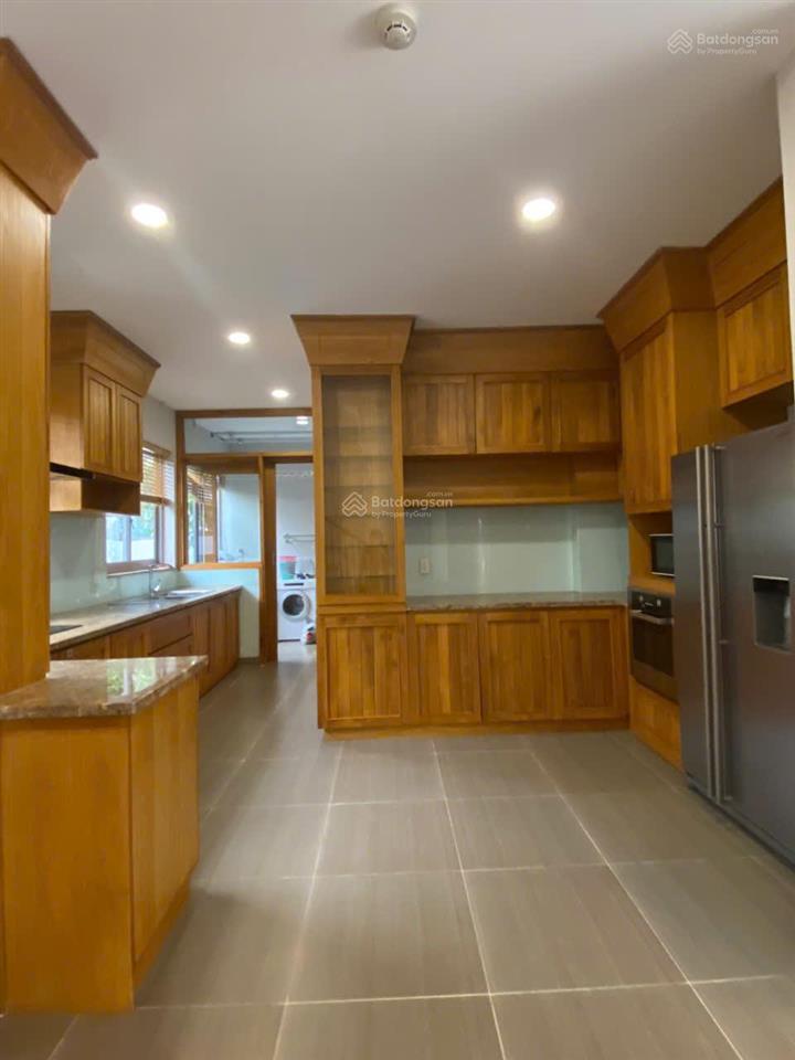 Cho thuê biệt thự đơn lập, sân vườn rộng riviera cove quận 9 đối diện hồ bơi