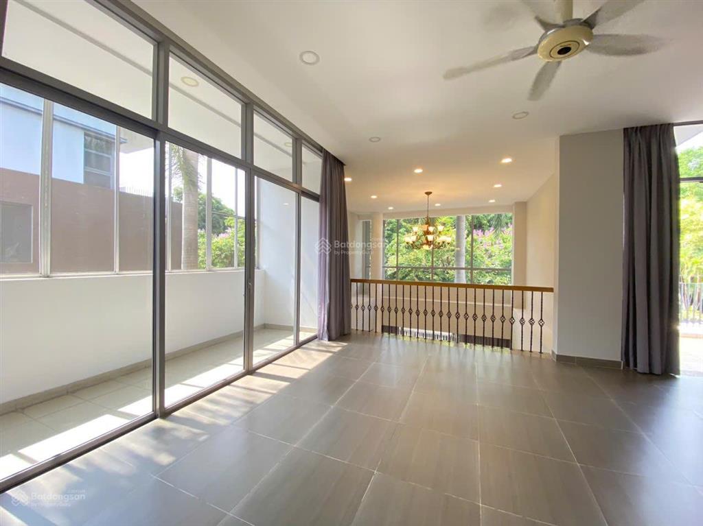 Cho thuê biệt thự đơn lập, sân vườn rộng riviera cove quận 9 đối diện hồ bơi