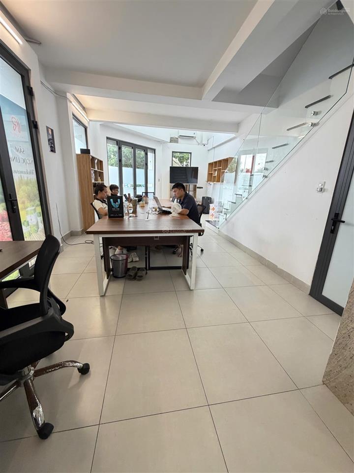Cho thuê căn góc tại lakeview city trệt lửng 3 lầu full nội thất thang máy  chỉ 30 triệu