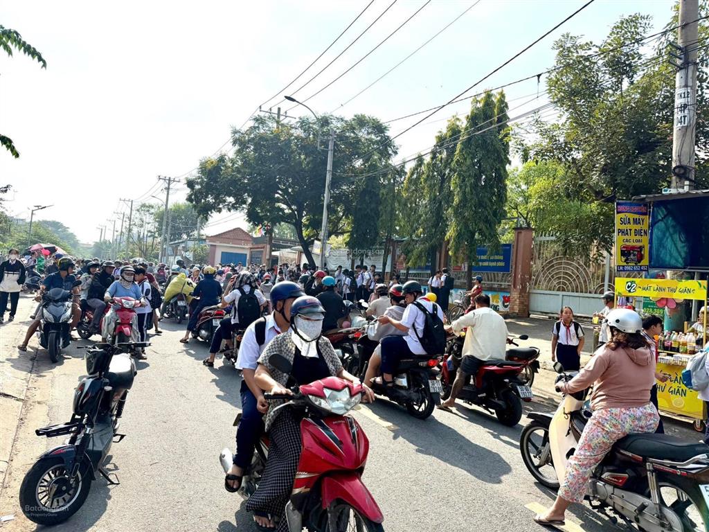 Kdc tân xuân ngay vin hóc môn, mặt tiền kinh doanh buôn bán, dt 90m2, giá cắt lỗ 2 tỷ 7