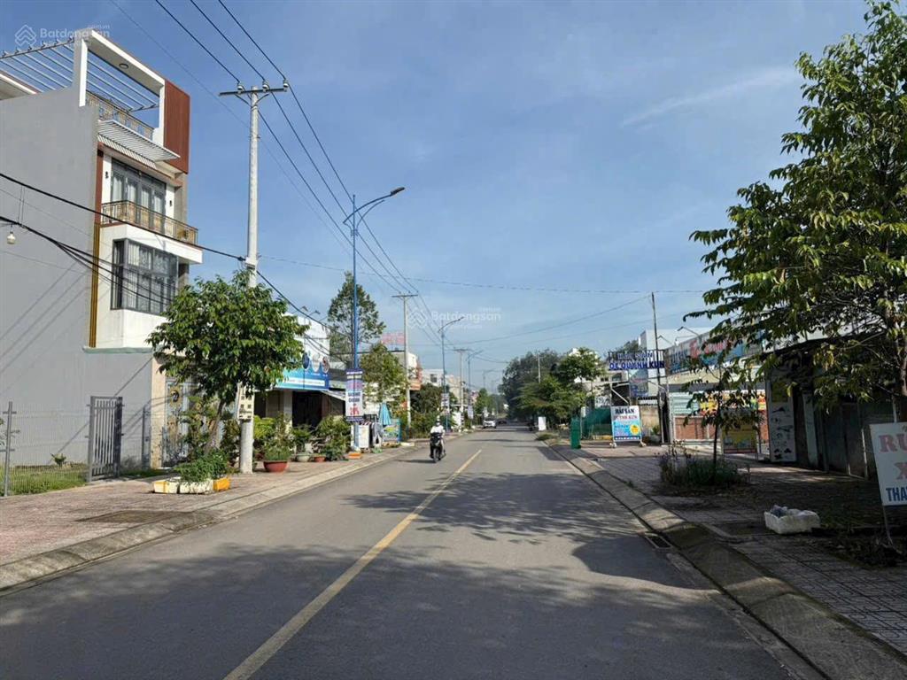 Bán nhanh nền 240m2  giá 3 tỷ 5 ngay đường nguyễn hữa cảnh tthc nhơn trạch