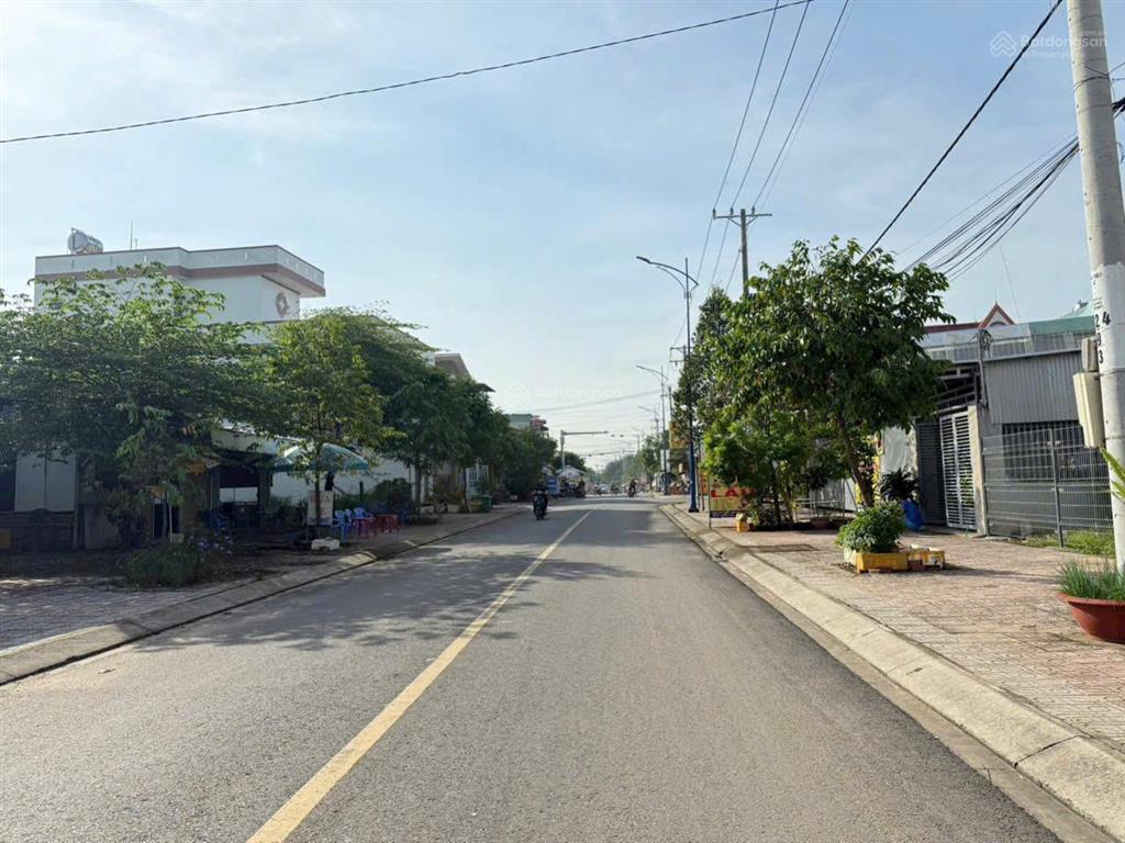 Bán nhanh nền 240m2  giá 3 tỷ 5 ngay đường nguyễn hữa cảnh tthc nhơn trạch