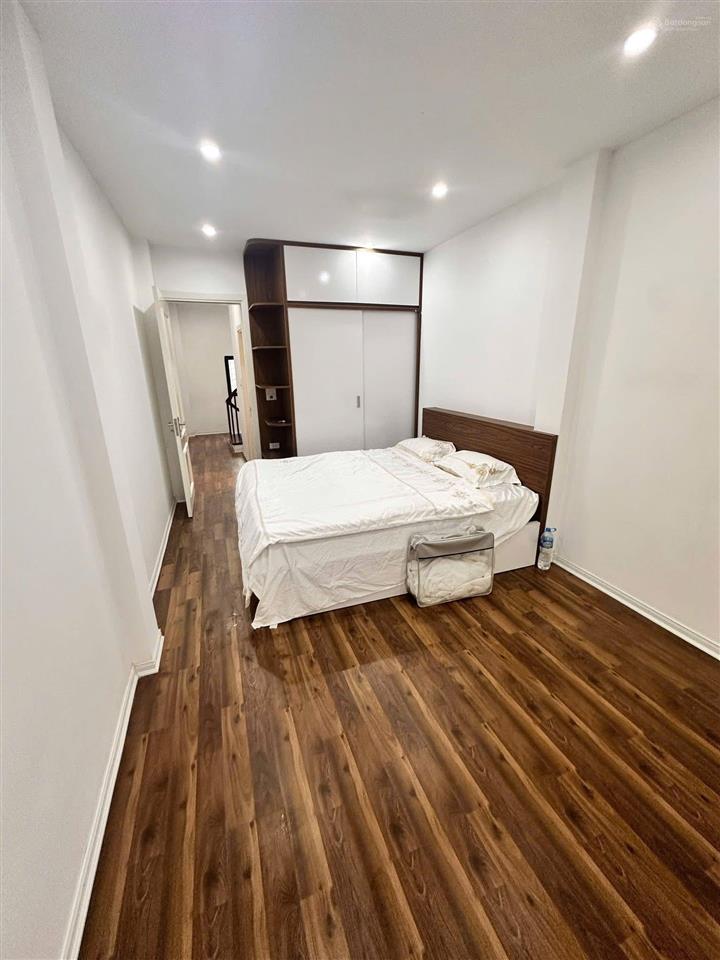 Bán nhà đội cấn, cạnh hồ đầm tròn, 100m ra lăng bác, nhà mới thoáng sáng, 33m2*5t full nt ở ngay
