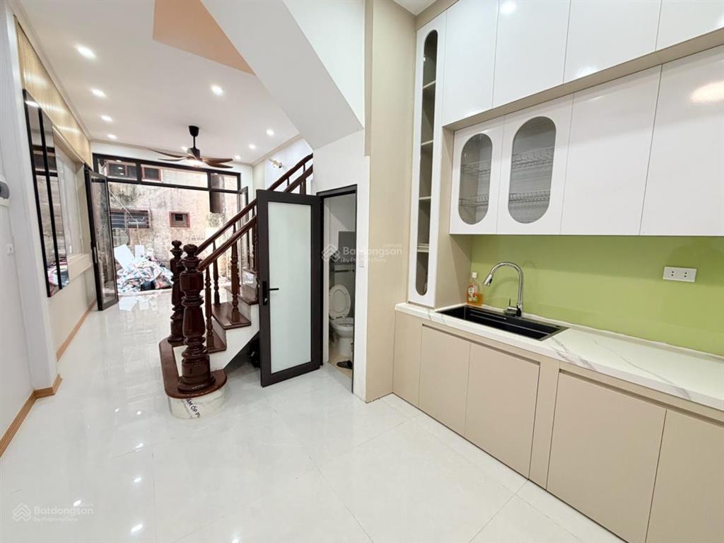 Bán nhà phố ngọc khánh, ngõ thông ba gác, căn góc 3 thoáng, dân xây kcbt chắc chắn, tặng nt ở ngay