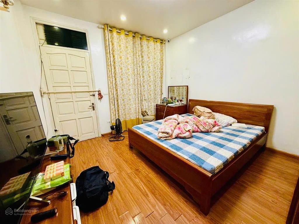 Nhà đẹp dân xây giang văn minh. ngõ nông, ra phố chỉ 50m, trước nhà 3m, kcbt, thoáng sáng, 40m2*4t