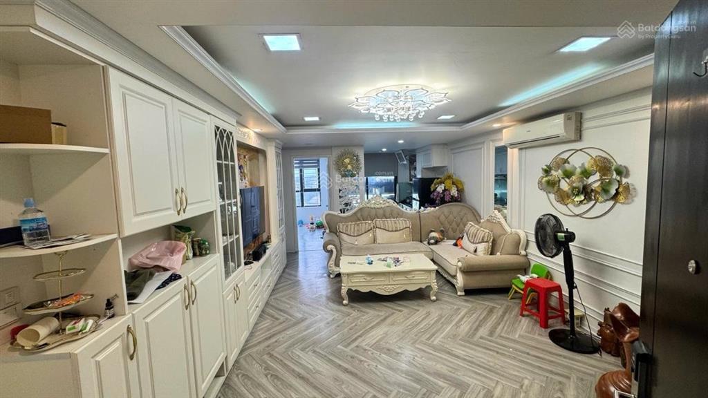 Bán căn hộ cc golden land nguyễn trãi, tầng thấp, 93.1m, 3 ngủ 2 wc tặng full nội thất ở ngay