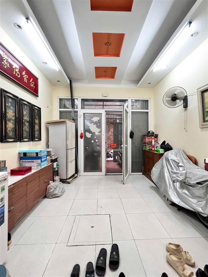 Giảm sốc 1 tỷ, phân lô trần duy hưng, 20m ra hồ oto tránh, dân xây 50m*5t tặng full nt về ở ngay