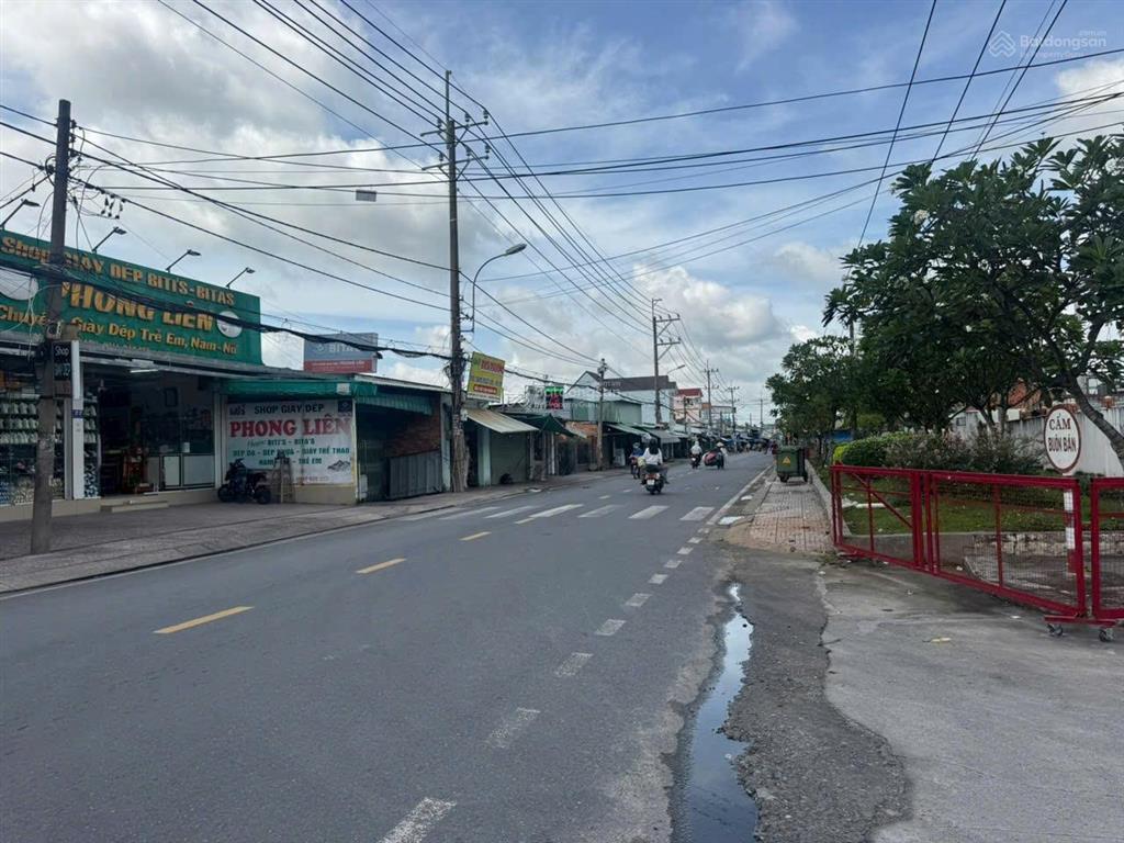 Bán lỗ lô đất 458m2, nguyễn văn ni ngay thị trấn. 600tr, shr