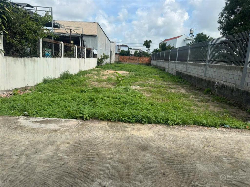 Bán lỗ lô đất 458m2, nguyễn văn ni ngay thị trấn. 600tr, shr