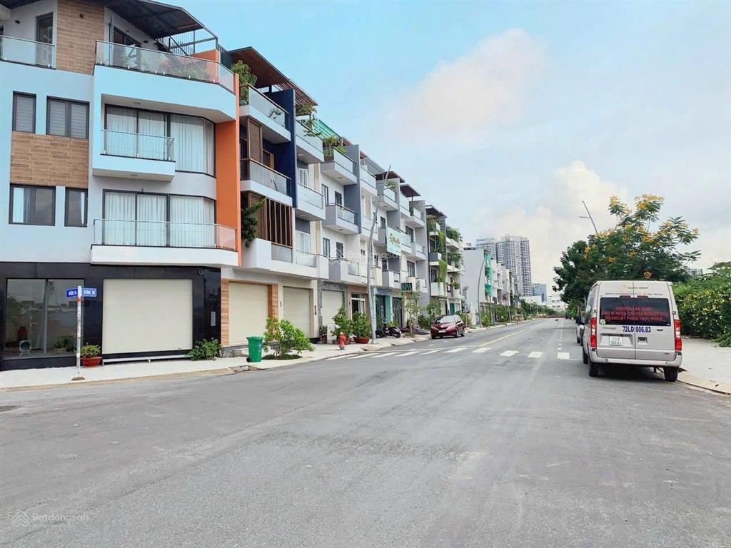 Chính chủ ngộp cần bán nhà phố kdc jamona city q7 5x17m, giá 13,9 tỷ full nội thất.  0909 127 ***