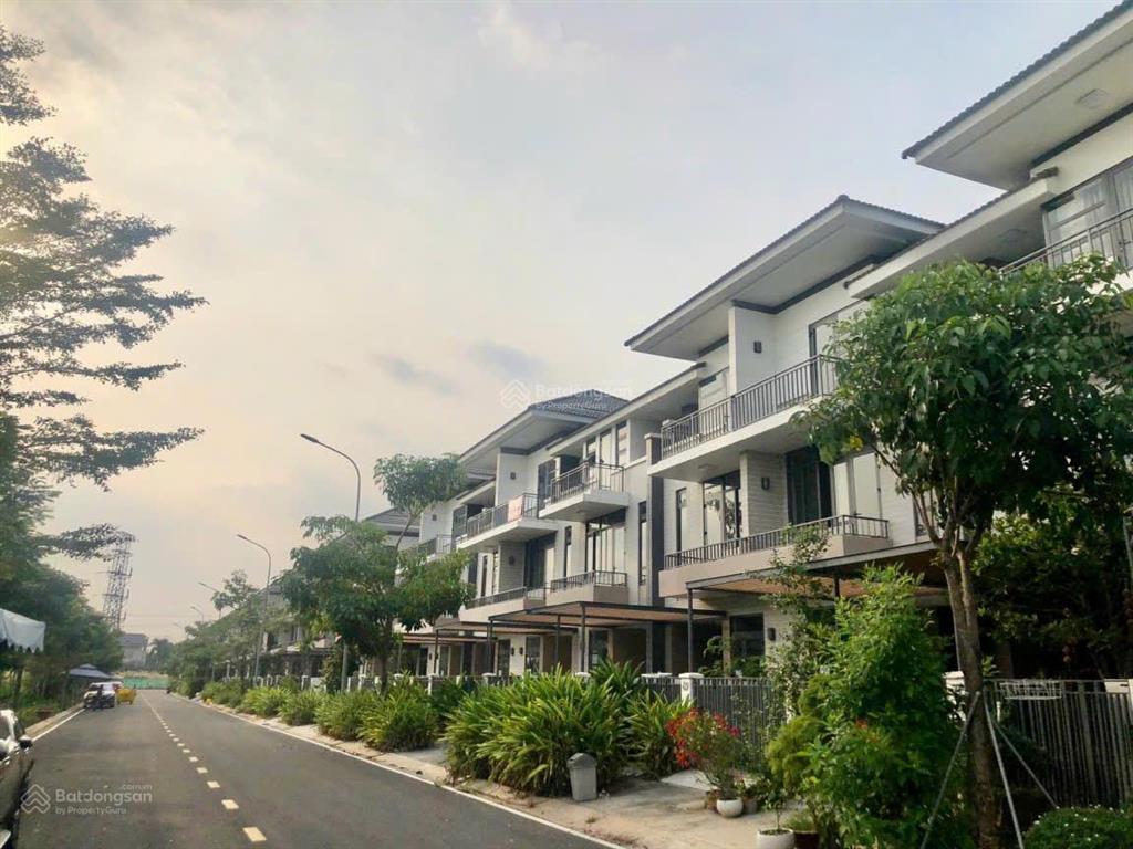 Chủ trả bank cần bán gấp căn nhà phố giá tốt nhất khu compound lavila nhà bè, giá 11 tỷ.