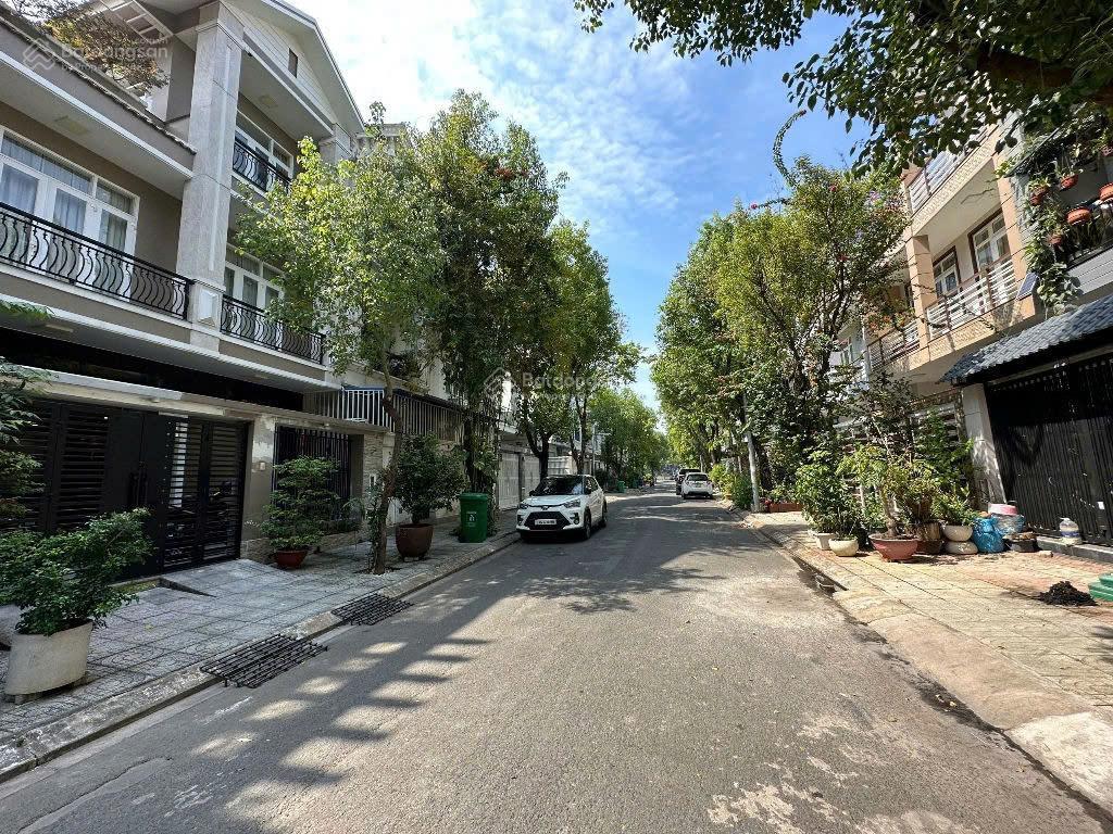 Cần tiền bán gấp đất biệt thự sadeco ven sông q7, dt 7x18m, giá tốt khu 17 tỷ.  0909 127 ***