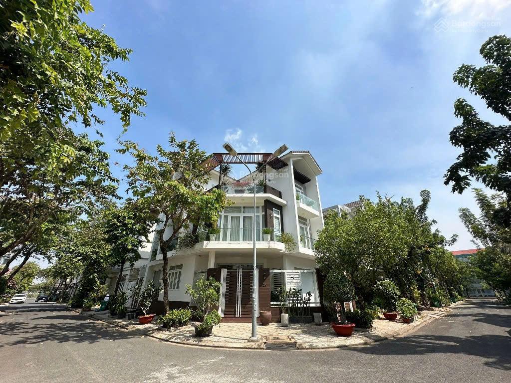 Cần tiền bán gấp đất biệt thự sadeco ven sông q7, dt 7x18m, giá tốt khu 17 tỷ.  0909 127 ***