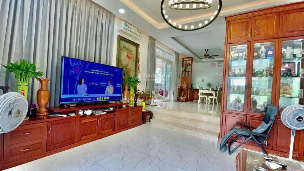 Chủ đi định cư cần bán biệt thự góc 2 mt 10x18m, giá 28 tỷ kdc jamona golden silk q7