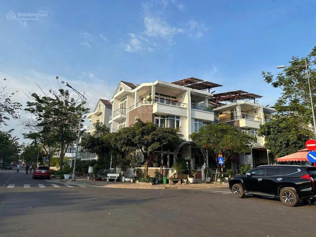Chủ đi định cư cần bán biệt thự góc 2 mt 10x18m, giá 28 tỷ kdc jamona golden silk q7