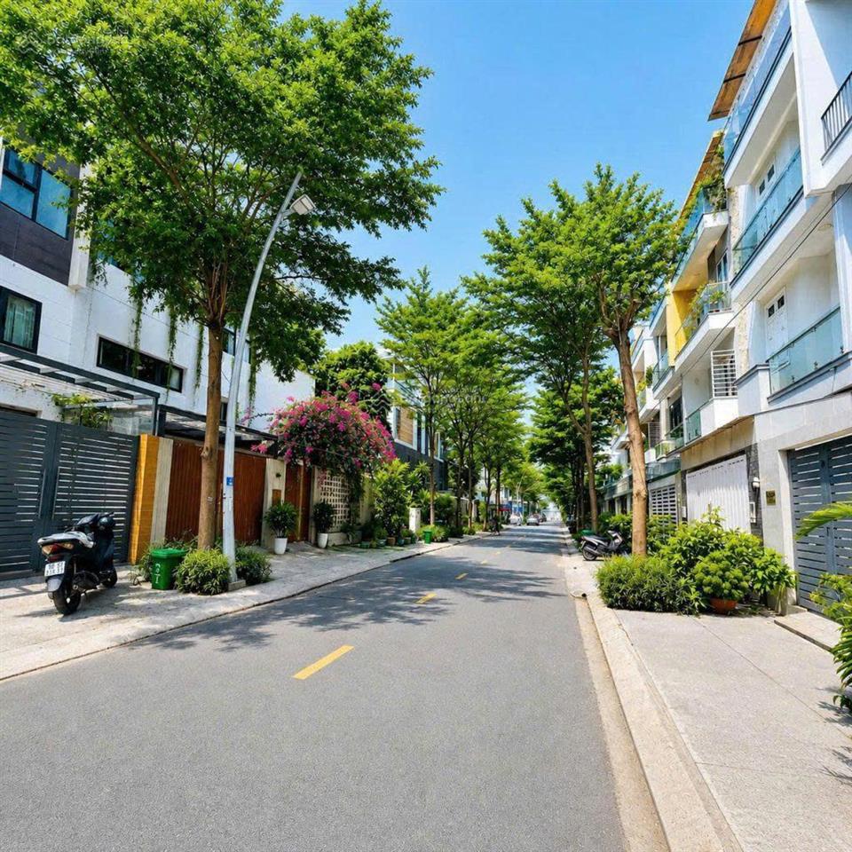 Hàng hiếm chính chủ bán kdc jamona city biệt thự 9x17m, nhà đẹp, sổ hồng 22,8 tỷ