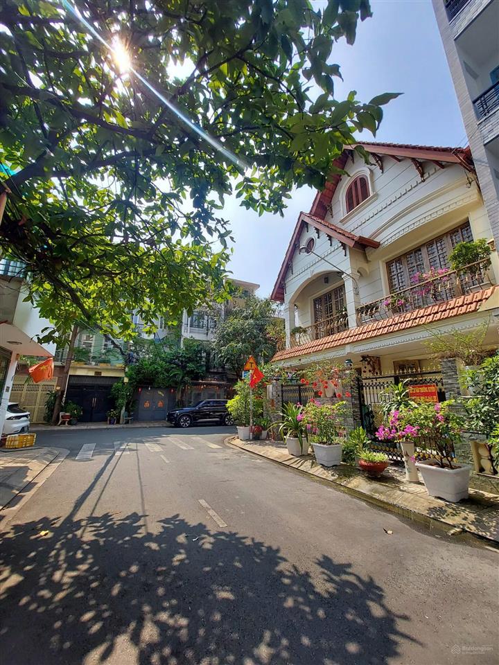 Nhà mới ngang 5m x 13m vuông vứchẻm 7m vườn lài xe hơi tranh nhauchưa qua đầu tư