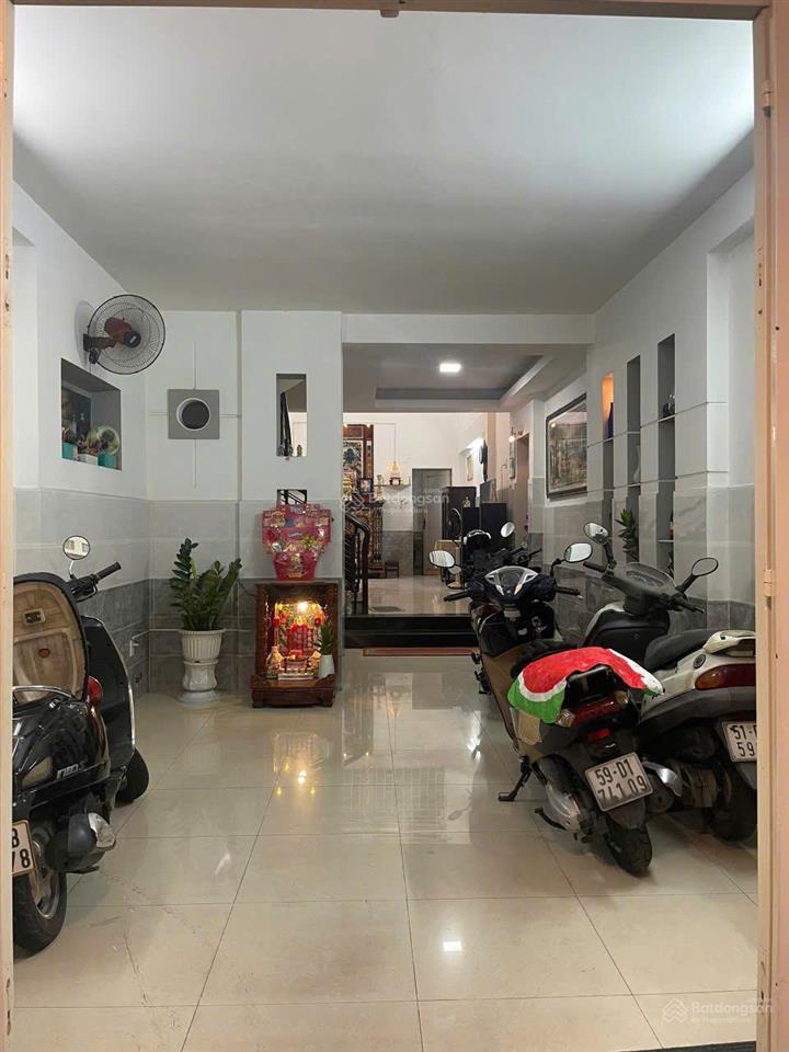 Nhà kiên cố 5 tầng vuông vức ngay hxh tân sơn nhì dt 4 x 18m sổ hồng hoàn công đầy đủ,dân trí cao