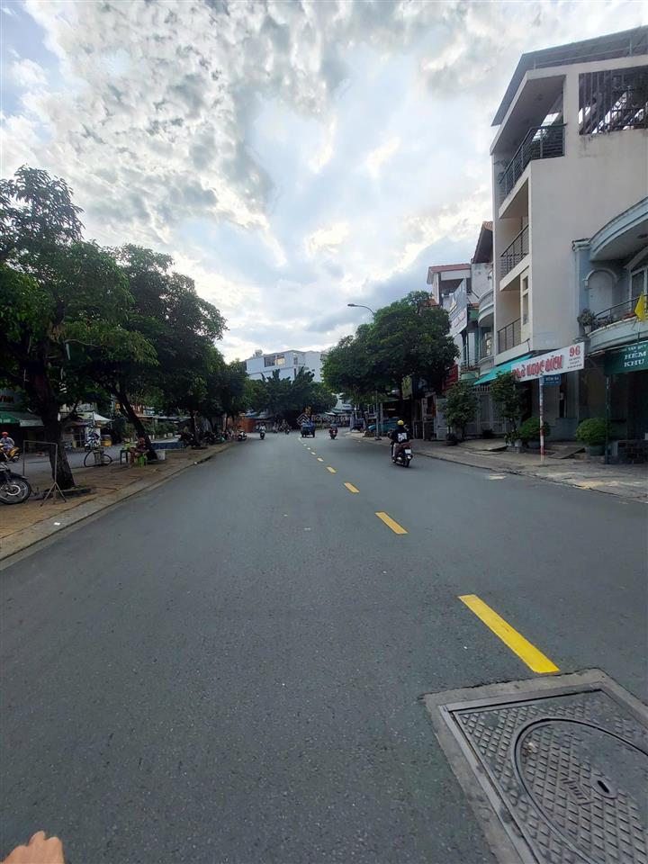 Nhà mt hiếm khu tân hương đường 30m rộng, dtsd 139m2 trệt, 2 lầu lề đường trước nhà 4m