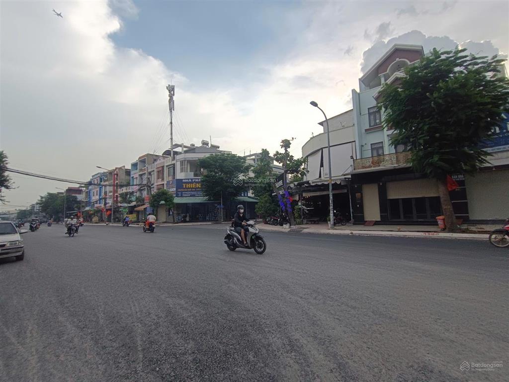 Nhà mt hiếm khu tân hương đường 30m rộng, dtsd 139m2 trệt, 2 lầu lề đường trước nhà 4m
