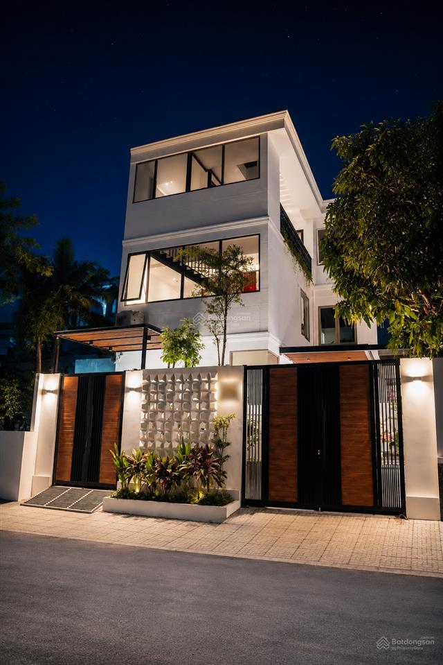 Biệt thự hiện đại kdc bộ công an quận 7  3 tầng. 9 x 17,5  đường 10m có vỉa hè  18,9 tỷ