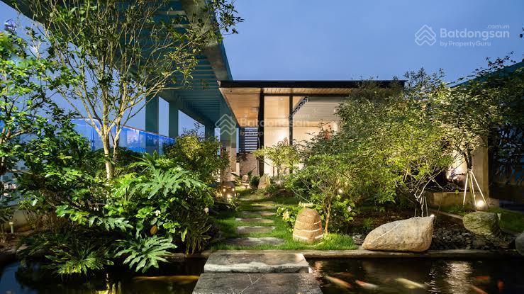 Penthouse 3 tầng víp nhất, tk 5n 5vs, có bể bơi, sân vườn, thang máy riêng, ful nội thất nhập khẩu