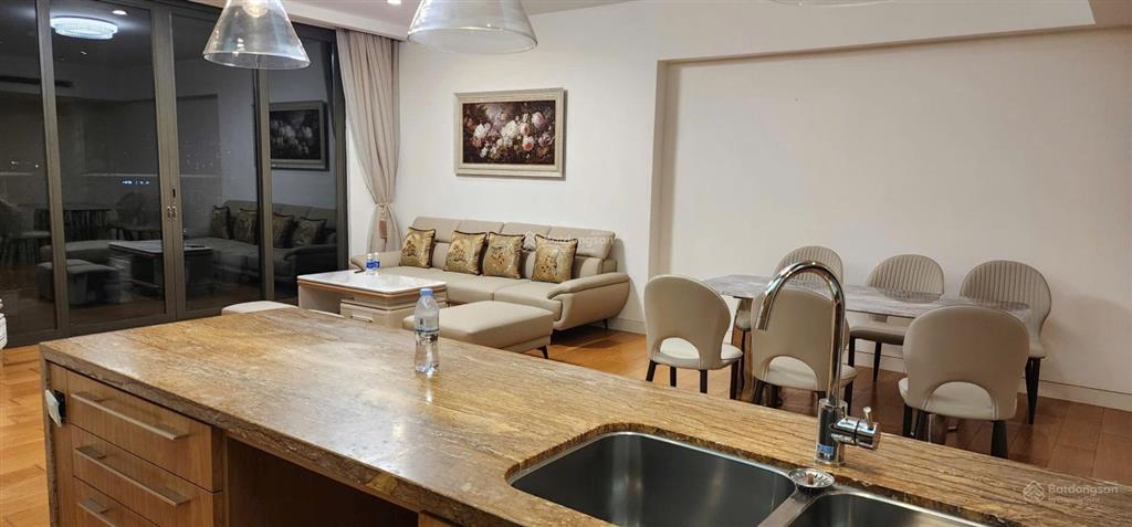 Chị gái tôi muốn bán nhanh căn hộ iph xuân thuỷ 2n 92,71m giá rẻ chỉ 10,5 tỷ.  0971 461 ***