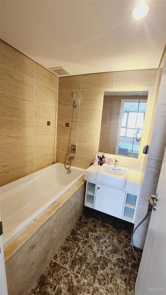 Do cần vốn kinh doanh nên tôi muốn bán căn hộ vinhomes d'capitale 3pn 10 tỷ.  0971 461 ***